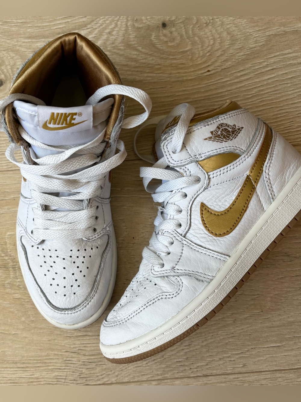 Nike kid's Air Jordan 1 Retro High OG' White and Metallic Gold size 1 Y